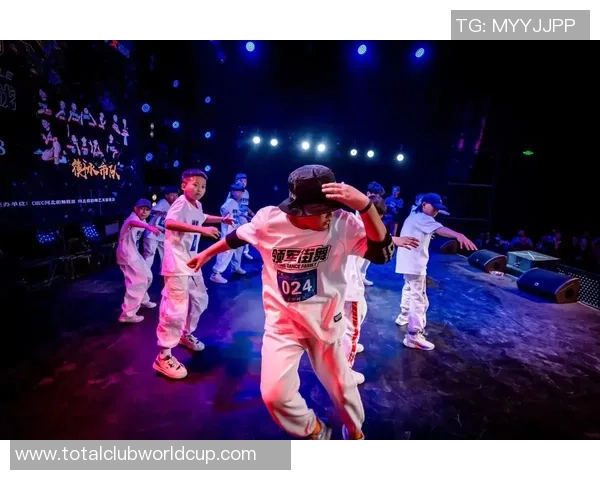 北京街舞队的默契配合与团队精神探讨